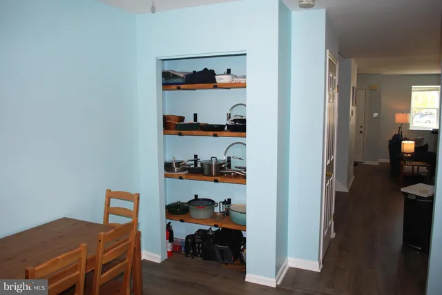 a view of entryway with livingroom