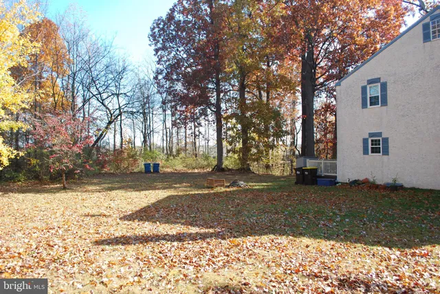 a view of a yard with a house