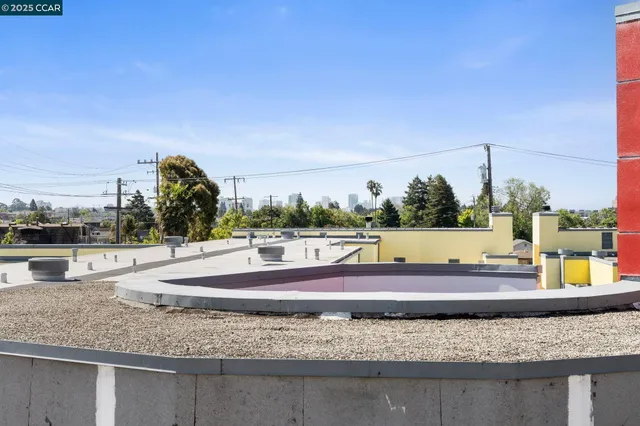 a view of a pathway along the path of a house