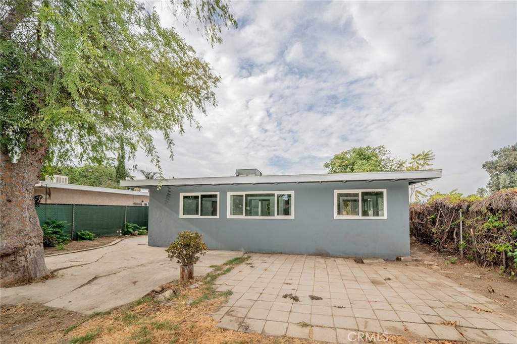 18863 8th Street Bloomington, CA 92316 - Photo 16 of 23 a backyard of a house with seating space