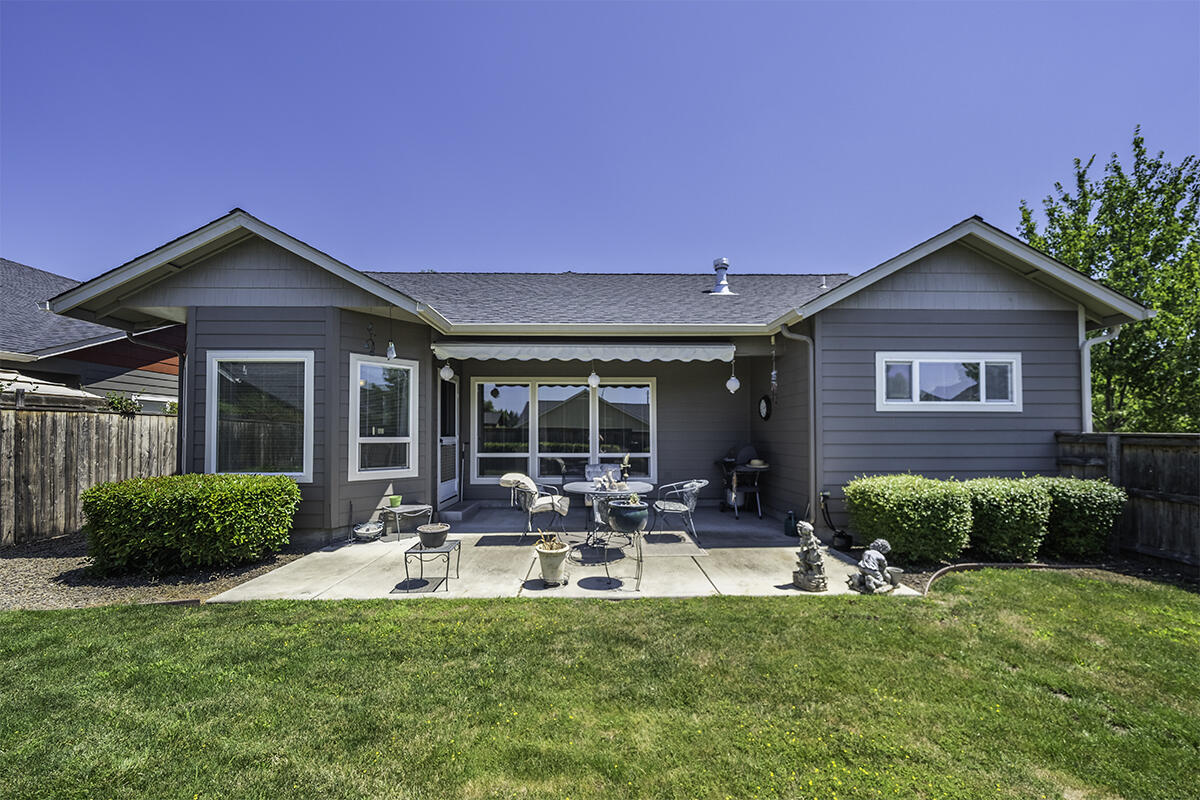 3627 Harbrooke Road Medford, OR 97504 - Photo 5 of 23 DSC09466