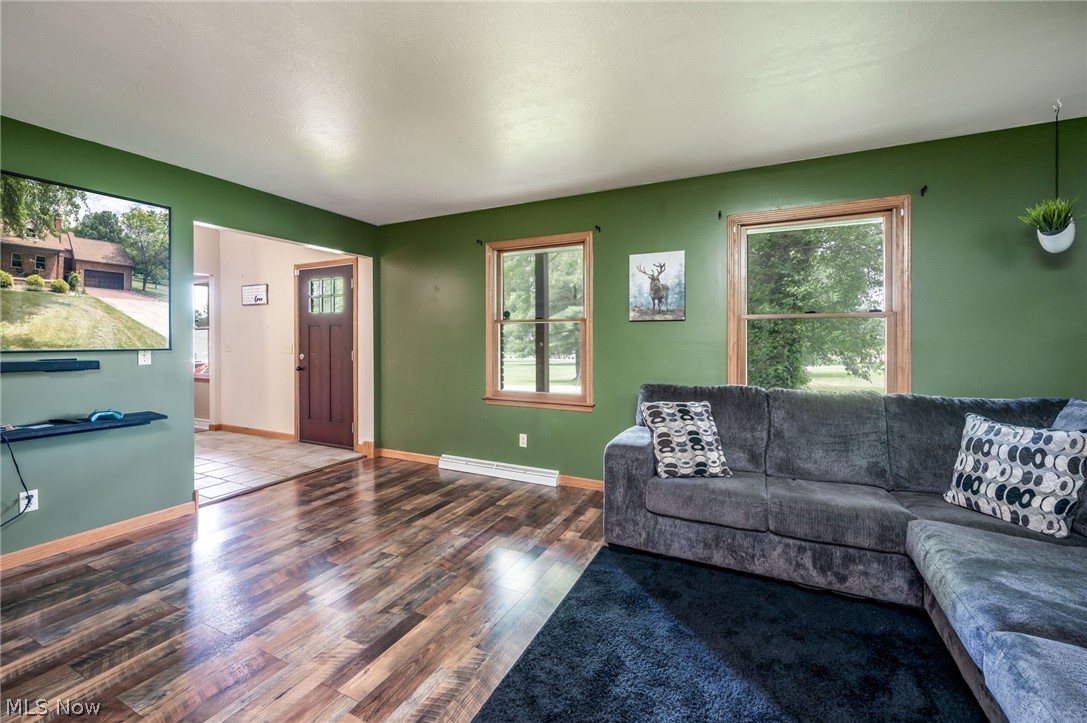 1666 Warner Road Vienna, OH 44473 - Photo 9 of 41 Living room