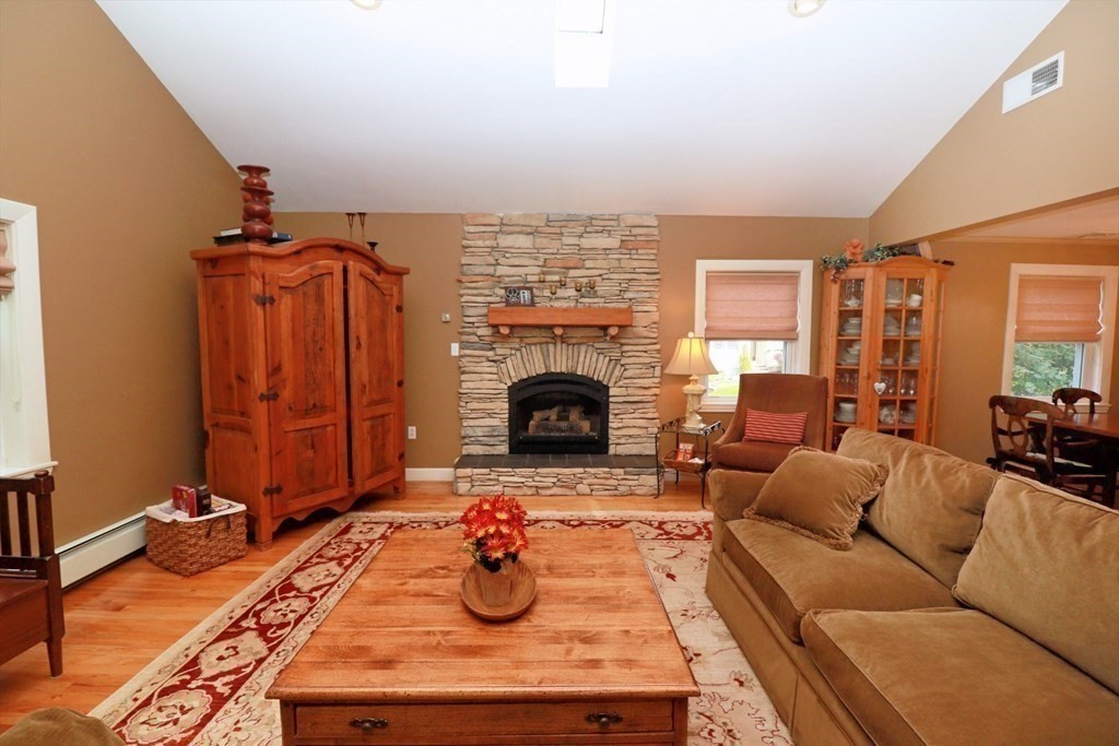 412 Hillcrest Road Needham, MA 02492 - Photo 12 of 37