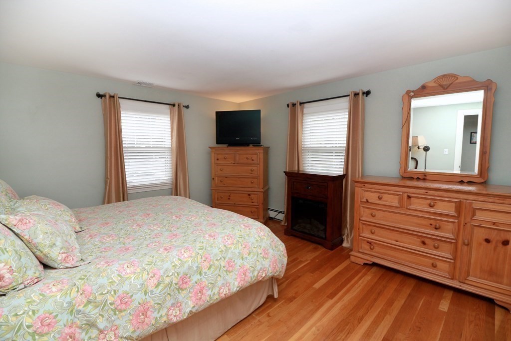 412 Hillcrest Road Needham, MA 02492 - Photo 17 of 37