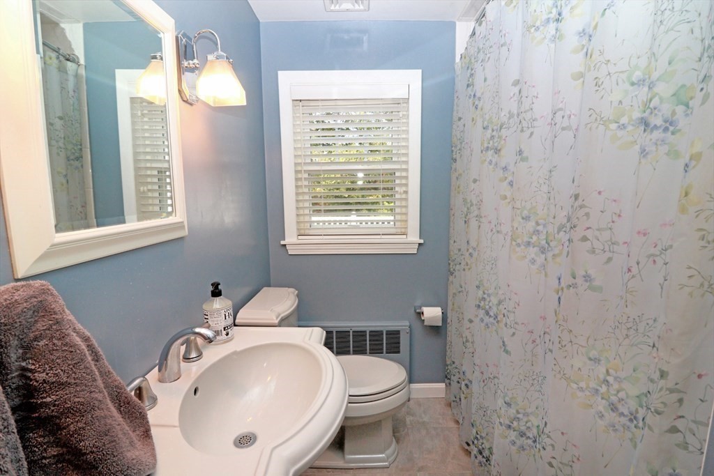 412 Hillcrest Road Needham, MA 02492 - Photo 20 of 37