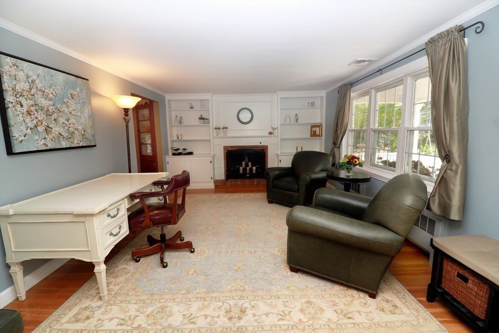 412 Hillcrest Road Needham, MA 02492 - Photo 5 of 37