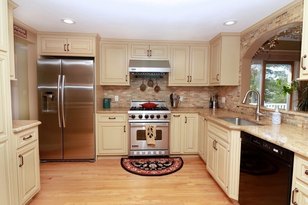 412 Hillcrest Road Needham, MA 02492 - Photo 8 of 37