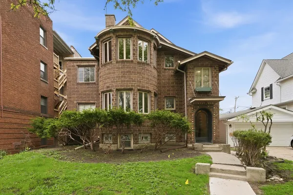 $2,050 | 3248 Maple Avenue, Unit 2S, Berwyn, IL 60402