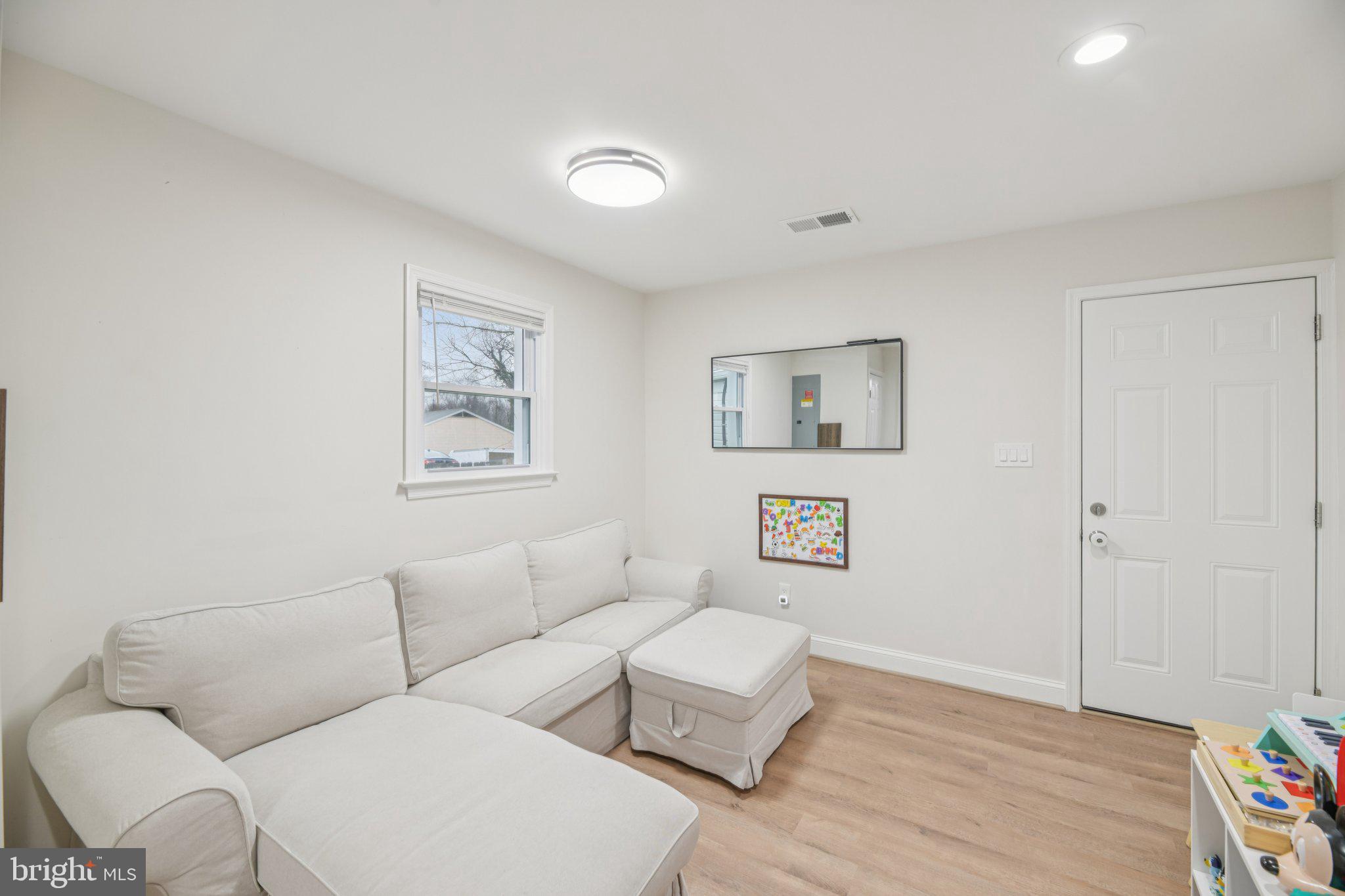 303 Foundry Lane Fort Washington, MD 20744 - Photo 28 of 43 a living room with furniture and a wooden floor