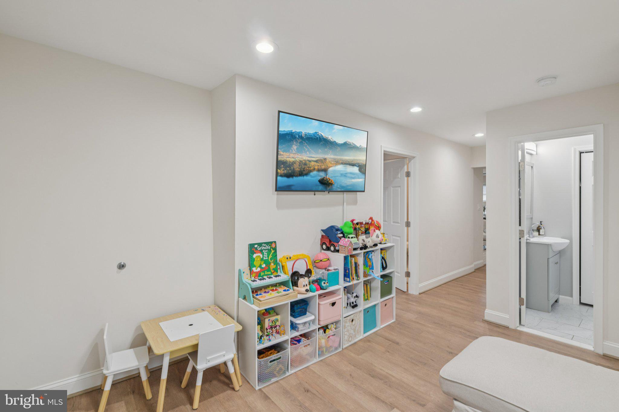 303 Foundry Lane Fort Washington, MD 20744 - Photo 30 of 43 a room with furniture and wooden floor