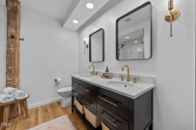 a en suite bathroom with a double vanity sink and a mirror