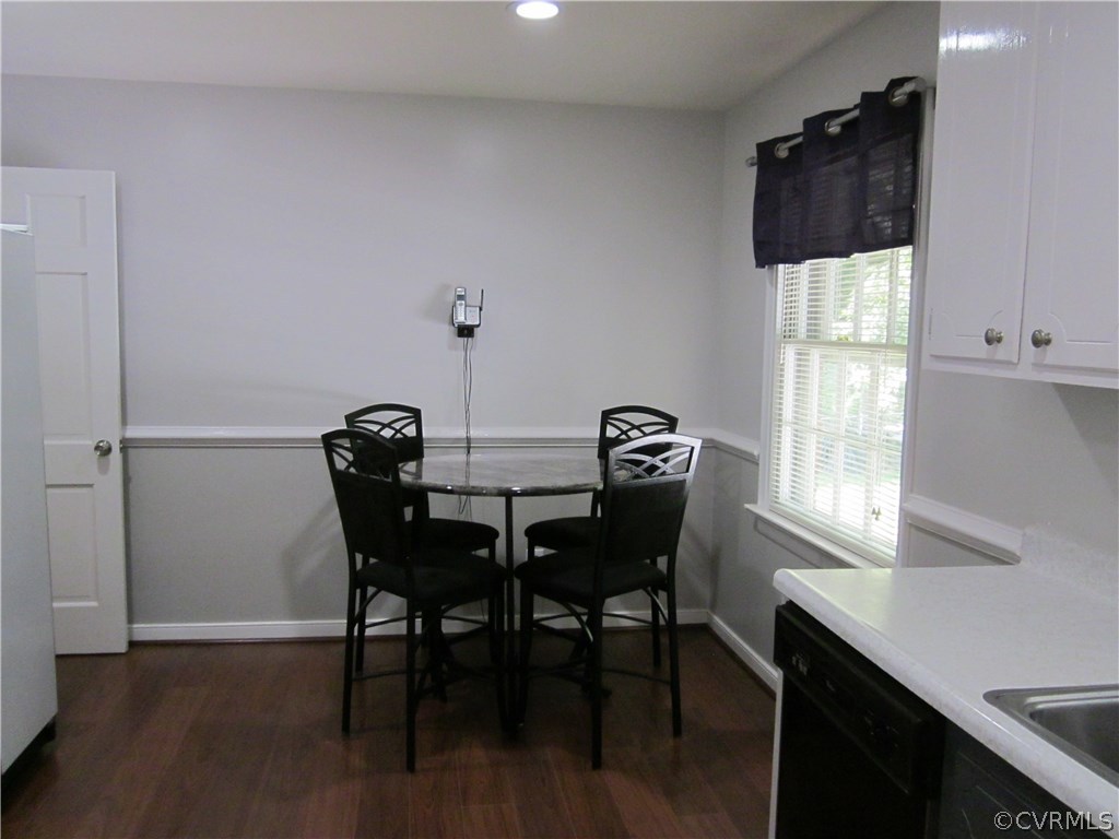924 Ryder Road Richmond, VA 23235 - Photo 9 of 27 Comfortable eat-in area.