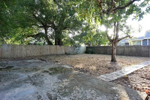 a view of a backyard