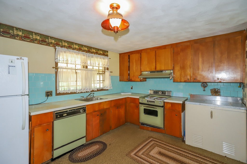 22 Hamilton Road Peabody, MA 01960 - Photo 6 of 22 Gallery Image 6