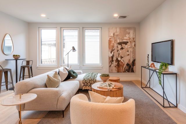 $799,900 | 71 Bow Street, Unit 205, Somerville, MA 02143