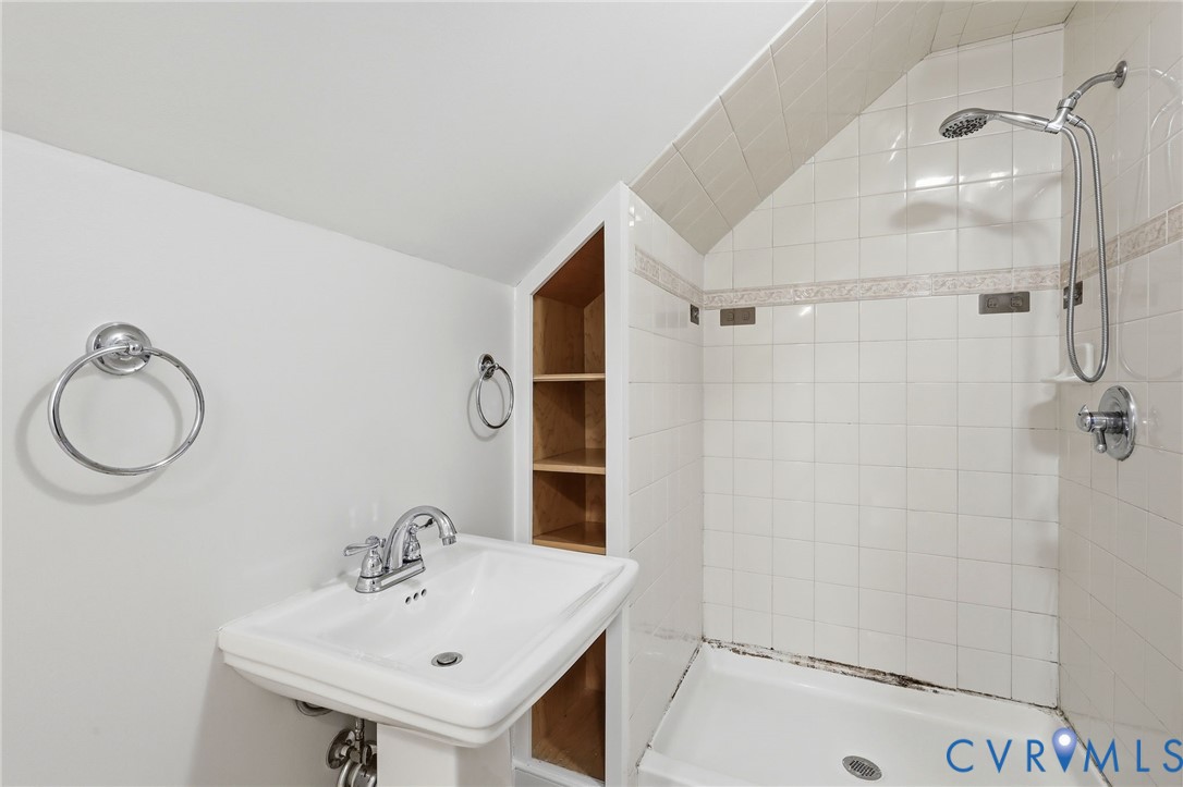 10152 Georgetown Road Mechanicsville, VA 23116 - Photo 27 of 35 a bathroom with a sink mirror and shower