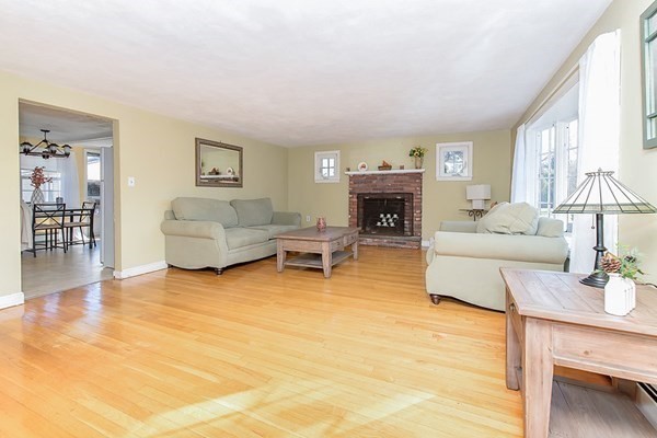 286 Moosehill Road Walpole, MA 02032 - Photo 3 of 31 Gallery Image 3