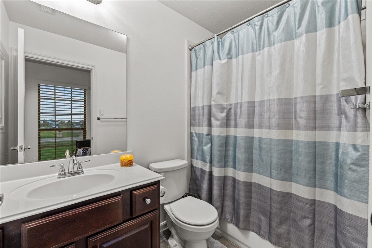 3911 Palm Crest Drive Rosharon, TX 77583 - Photo 37 of 47 Secondary Bathroom