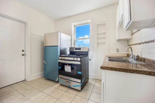 $1,645 | 2749 North Kilbourn Avenue, Unit 2, Chicago, IL 60639