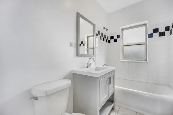 $1,645 | 2749 North Kilbourn Avenue, Unit 2, Chicago, IL 60639