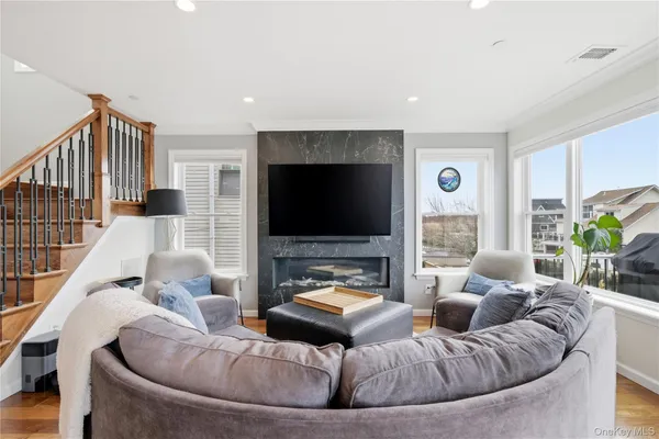 $899,900 | 909 South 5th Street, Lindenhurst, NY 11757