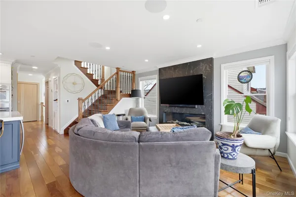 $899,900 | 909 South 5th Street, Lindenhurst, NY 11757