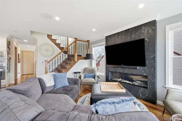 $899,900 | 909 South 5th Street, Lindenhurst, NY 11757