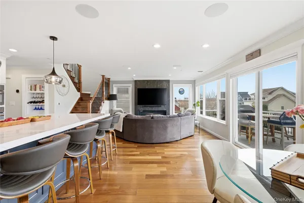 $899,900 | 909 South 5th Street, Lindenhurst, NY 11757