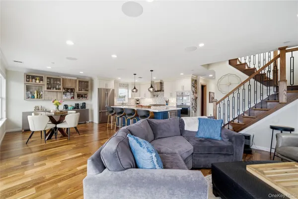 $899,900 | 909 South 5th Street, Lindenhurst, NY 11757