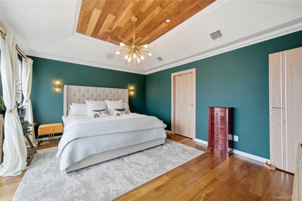 $899,900 | 909 South 5th Street, Lindenhurst, NY 11757