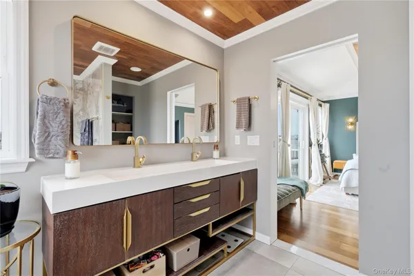 $899,900 | 909 South 5th Street, Lindenhurst, NY 11757