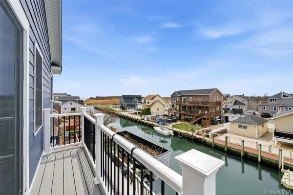 $899,900 | 909 South 5th Street, Lindenhurst, NY 11757