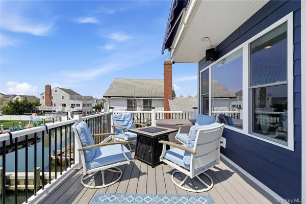 $899,900 | 909 South 5th Street, Lindenhurst, NY 11757