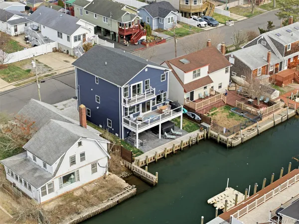 $899,900 | 909 South 5th Street, Lindenhurst, NY 11757