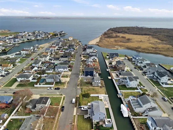 $899,900 | 909 South 5th Street, Lindenhurst, NY 11757