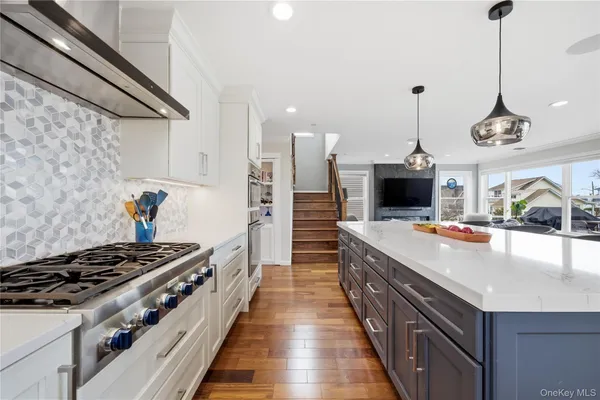 $899,900 | 909 South 5th Street, Lindenhurst, NY 11757