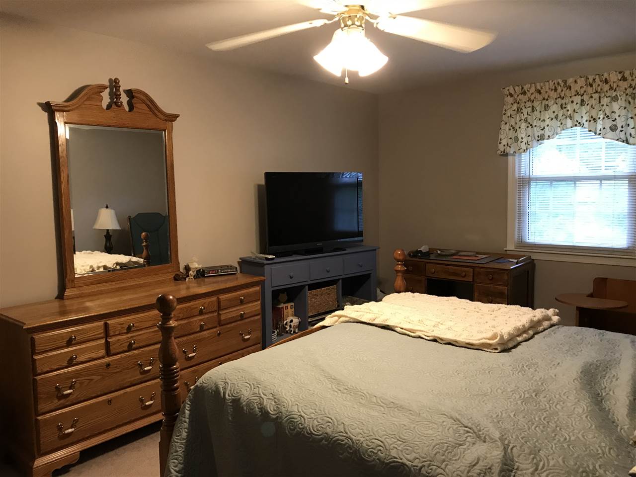 13 Coleridge Road Nashua, NH 03062 - Photo 8 of 17 Gallery Image 8