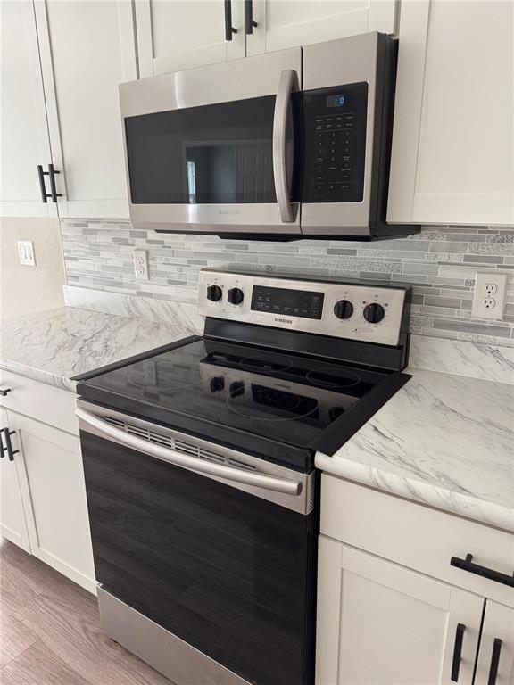 5515 Southeast 91st Street Ocala, FL 34480 - Photo 12 of 40 a stove top oven sitting inside of a kitchen