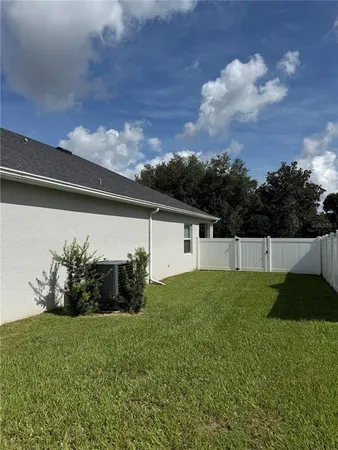 a view of a backyard