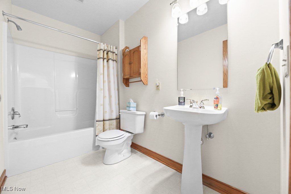 4808 Sherman Road Kent, OH 44240 - Photo 24 of 50 Full bath featuring shower / bath combo with shower curtain and light floors