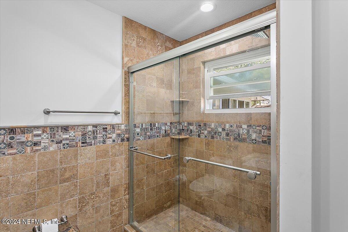 7335 Floral Ridge Drive Jacksonville, FL 32277 - Photo 18 of 31 18-Primary Bathroom