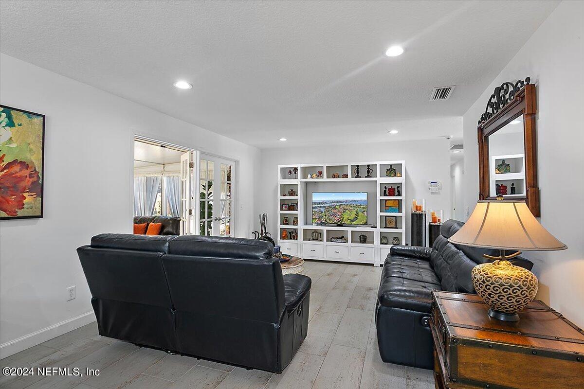 7335 Floral Ridge Drive Jacksonville, FL 32277 - Photo 6 of 31 06-Living Room