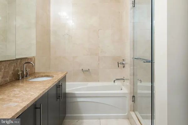 $3,400 | 1425 Locust Street, Unit 9C, Philadelphia, PA 19102