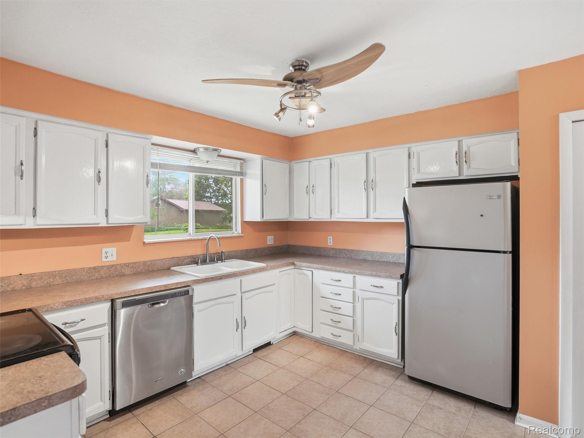 2439 North Long Lake Road Fenton, MI 48430 - Photo 8 of 25 22-DSC05212.jpg
