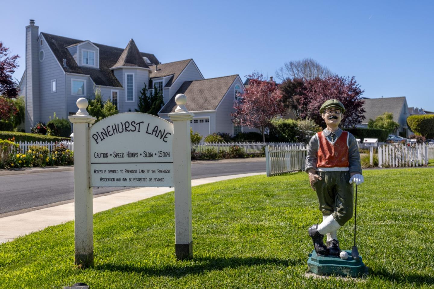 21 Pinehurst Lane Half Moon Bay, CA 94019 - Photo 39 of 43 a front view of a house with garden