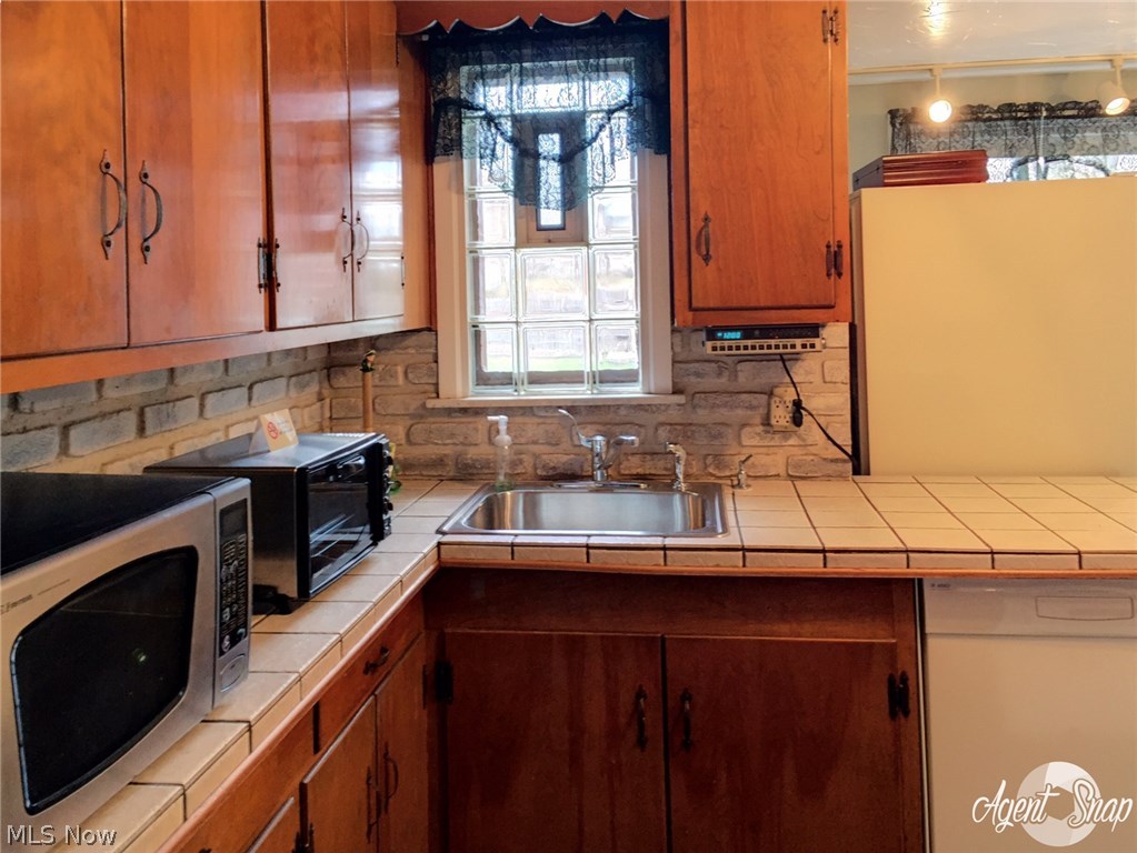8338 West Moreland Road Cleveland, OH 44129 - Photo 7 of 16