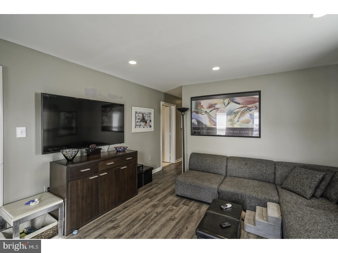 573 Spring Road Hammonton, NJ 08037 - Photo 9 of 25 Living Room