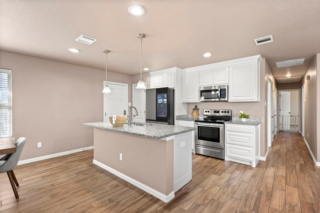 300 Lipscomb Street Cleburne, TX 76031 - Photo 8 of 28