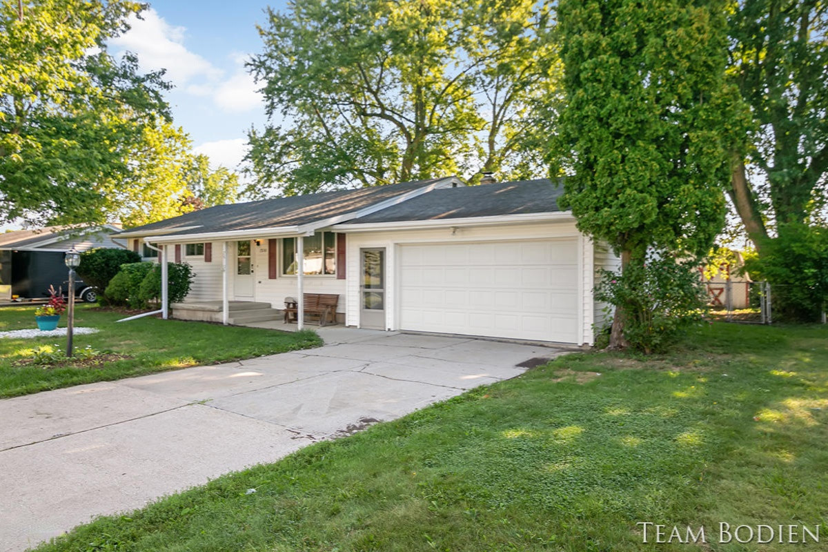 7510 Yorktown Road Lansing, MI 48917 - Photo 3 of 21 IMG_1002