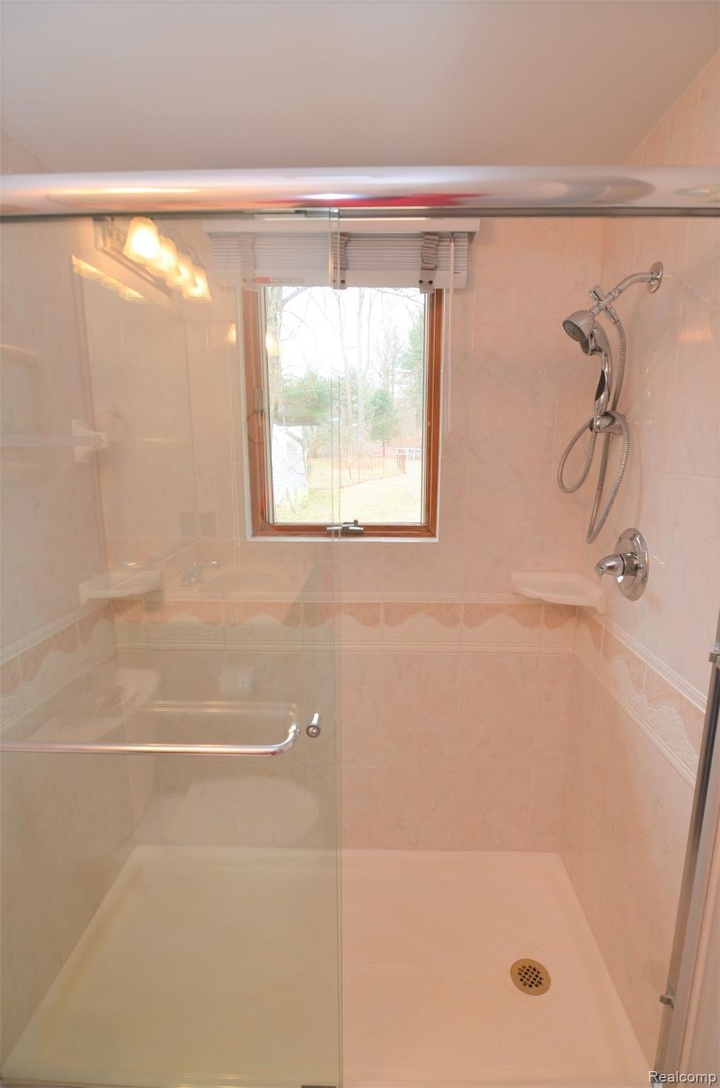 1470 East Rattalee Lake Road Holly, MI 48442 - Photo 11 of 19 SQUEAKY CLEAN